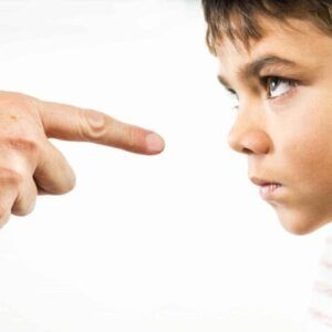 رفتار های اشتباه کودکان و برخورد صحیح والدین | پیک ناردانام