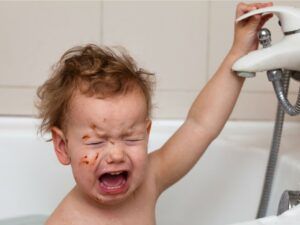 آیا می دانید بیشتر آسیب هایی که برای کودکان خردسال وارد می شود در حمام است؟ حتی با نظارت مناسب ، حمام شامل خطرات بالقوه زیادی است که ممکن است کودک شما را بی مورد در معرض خطر قرار دهد.