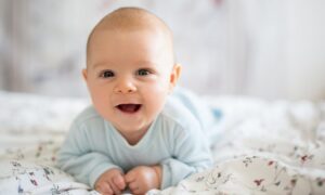 8 کاری که انجام آن توسط نوزاد شما را غافلگیر می کند