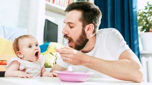 کودک از چه سنی خودش غذا بخورد؟